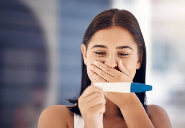 Szczęśliwy Kobieta Test Ciążowy Łazience Zaskoczenia Podekscytowany Dobre Wieści Jej — Zdjęcie stockowe