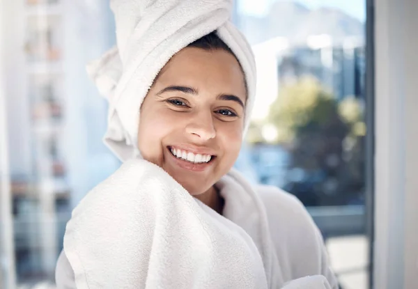 여성들은 화장품 욕실의 관리를 미소를 샤워하는 얼굴로 얼굴을 미소짓거나 얼굴이나 — 스톡 사진