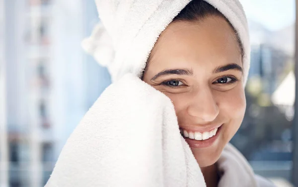 Gesicht Dusche Und Hygiene Mit Einer Frau Badezimmer Ihres Hauses — Stockfoto