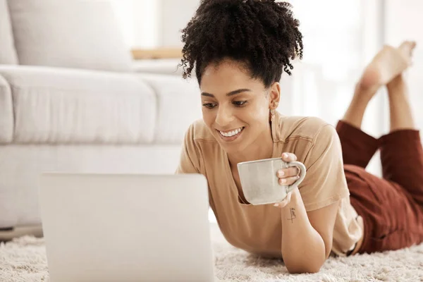 Laptop Kaffee Und Entspannung Mit Einer Frau Die Wochenende Ihrem — Stockfoto
