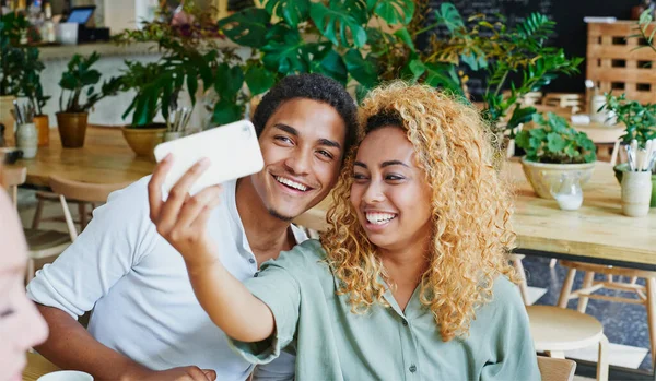 一对黑人夫妇 在智能手机上自拍 在咖啡馆里享受爱情 照顾和午餐 微笑的男人 笑的女人和快乐的年轻人在咖啡店 餐馆和社交场合拍照 — 图库照片