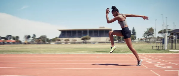 Rennen Zwarte Vrouw Hardlopen Voor Marathon Fitness Training Voor Wellness — Stockfoto