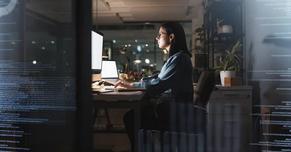 オフィスの女性と夜のコーディングサイバーセキュリティ プログラミングと仕事のための未来的なオーバーレイと プログラマー コードと残業従業員は 机の上でコンピュータやノートパソコンの画面をモックアップで作業 — ストック写真