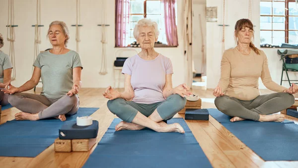 Senior Kvinnor Yoga Klass Och Meditation Övning För Lugn Lugn — Stockfoto
