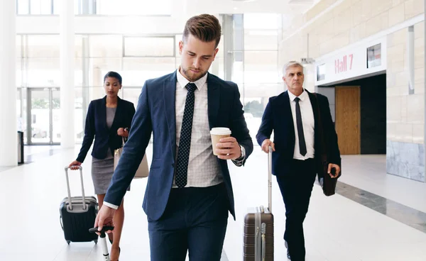 Seyahat Uluslararası Toplantı Adamları Otel Havaalanı Resepsiyon Alanında Bavullarıyla Yürüyorlar — Stok fotoğraf
