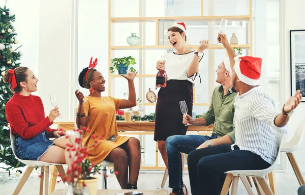 Noel Parti Şampanyayı Kutlamak Için Ofisteki Adamlarıyla Birlikte Neşeli Şenlikli — Stok fotoğraf