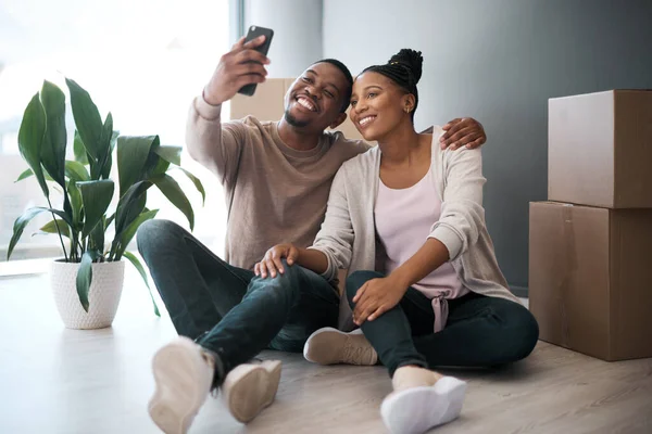 黑人夫妇 电话和笑为自己 搬进或房地产 财产或新居在一起 快乐的非洲裔美国男人和女人笑着对照片和房子感到快乐或满意 — 图库照片