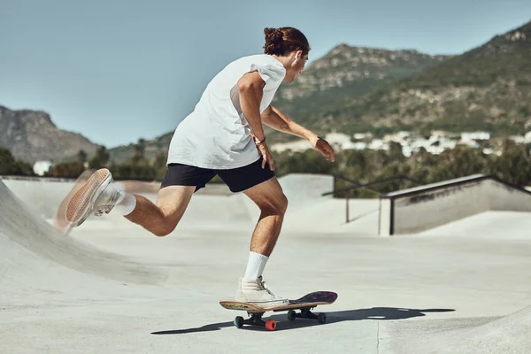年轻人和滑板在城市的滑板公园 健身或培训流行的业余爱好 在混凝土城市景观 滑板和户外运动中的青年 滑板运动员和体育活动 — 图库照片