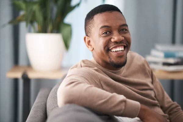 Rostro Sonrisa Retrato Hombre Negro Relajarse Una Sala Estar Una —  Fotos de Stock