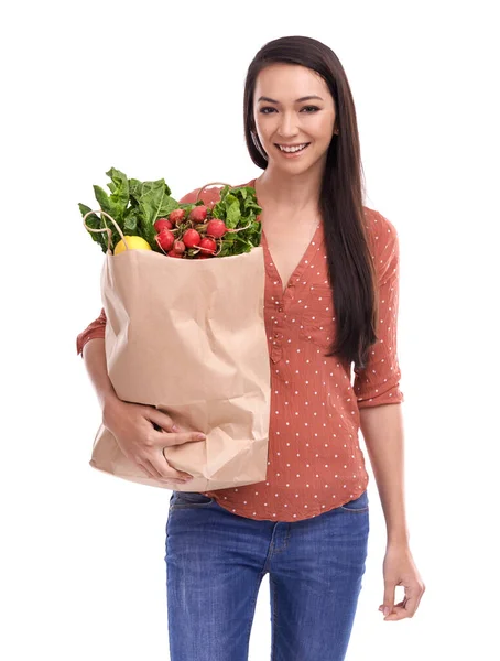食料品の買い物は終わりました 白に隔離された食料品の袋を持っている若い女性のスタジオショット — ストック写真