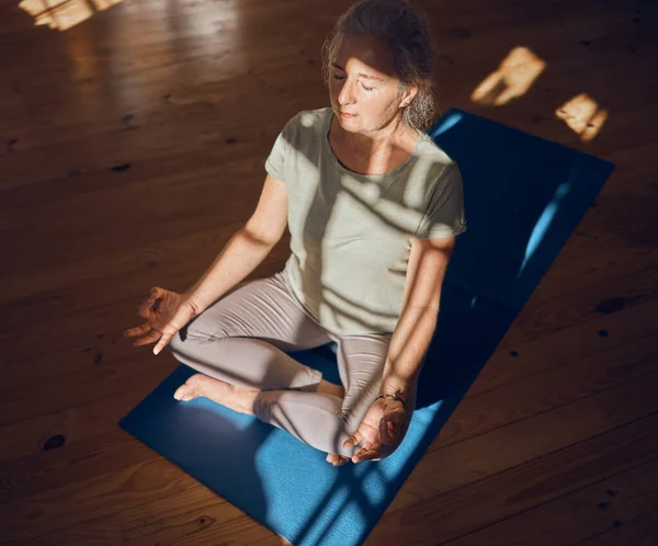 Meditation Yoga Eller Senior Kvinna Pilates Lotus Poserar För Wellness — Stockfoto