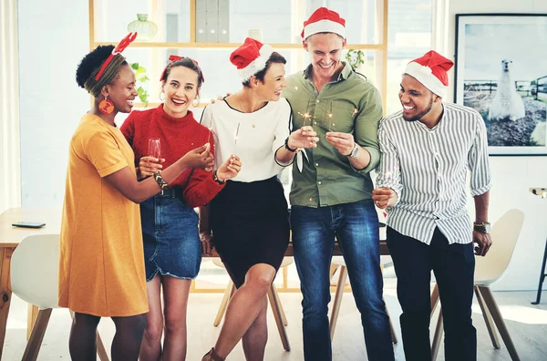 Şirketin Noel Partisi Çalışanlar Bayram Kutlamaları Kurumsal Çeşitlilik Ofiste Birlikte — Stok fotoğraf