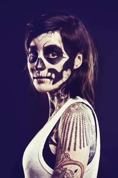 Obliczu Śmierci Kobieta Tradycyjną Maską Śmierci Calaveras Namalowaną Twarzy — Zdjęcie stockowe