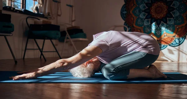 Senior Kvinna Stretching Och Yoga Motion Vardagsrummet För Fitness Cardio — Stockfoto