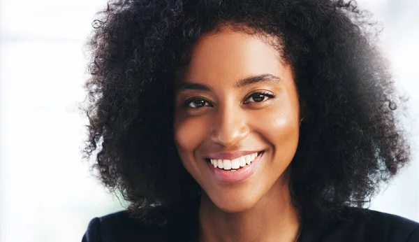 Bizneswoman Portret Twarzy Szczęśliwy Motywacja Lub Uśmiech Biurze Korporacyjnym Młoda — Zdjęcie stockowe