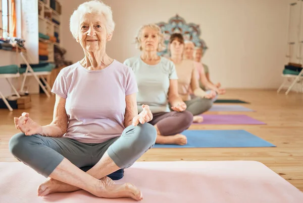 Yoga Motion Och Senior Kvinna Lotus För Meditation Mindfulness Och — Stockfoto