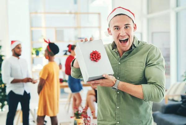 Vay Canına Hediye Adamı Ofisteki Noel Kutlamalarında Mutlular Profesyonel Bir — Stok fotoğraf