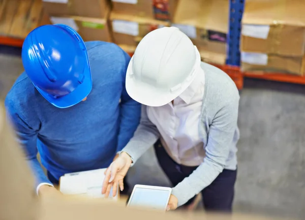Factory Managers Overhead Shot Two People Wearing Hardhats Working Warehouse — Stock Photo, Image