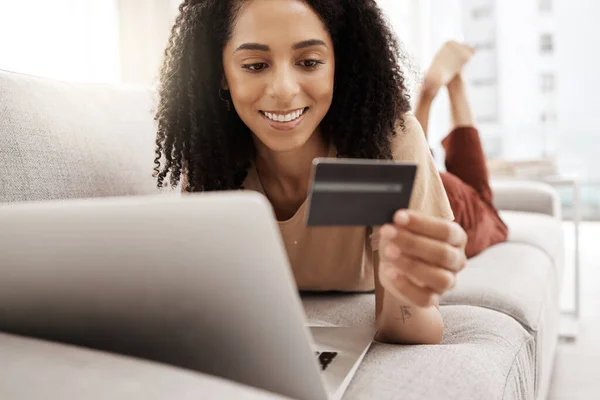Siyahi Kadın Kredi Kartı Bilgisayarlı Ekommerce Online Alışveriş Mutlu Oturma — Stok fotoğraf