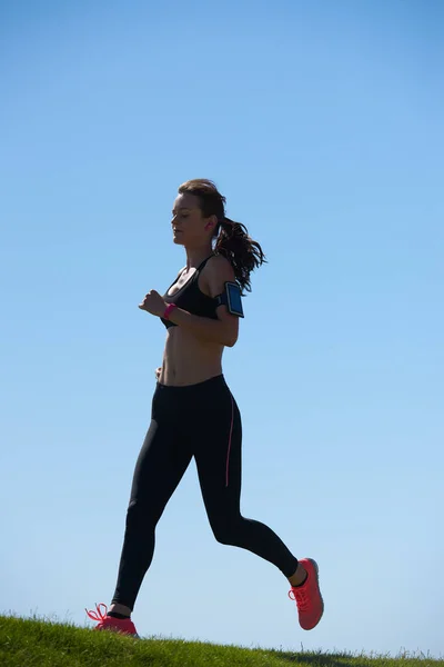 Kvinne Løper Gress Himmel Trening Helse Velvære Sommeren Solskinn Eller – stockfoto