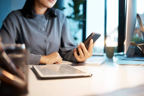 Tablet Τηλέφωνο Και Γυναίκα Των Επιχειρήσεων Στο Γραφείο Κάθεται Στο — Φωτογραφία Αρχείου