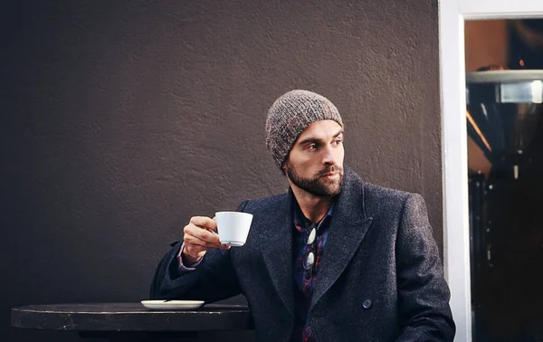 Han Handlar Kaffe Och Mode Stilig Ung Man Vinterkläder Som — Stockfoto