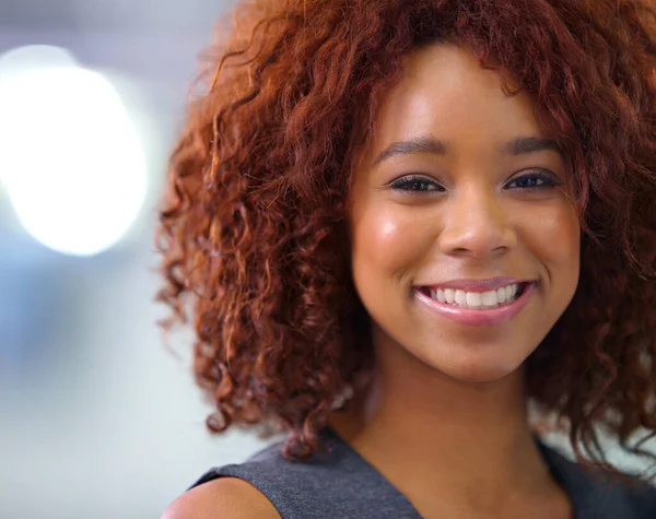 Pełen Pewności Siebie Portret Młodej Afroamerykanki Uśmiechającej Się Kamery — Zdjęcie stockowe