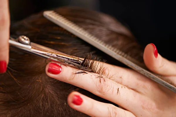 Profesjonalna Stylizacja Zbliżenie Osoby Obcinającej Włosy Salonie Fryzjerskim — Zdjęcie stockowe