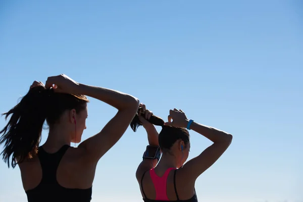 Fitness Ženy Silueta Modrá Obloha Pozadí Runner Vázání Vlasy Dohromady — Stock fotografie