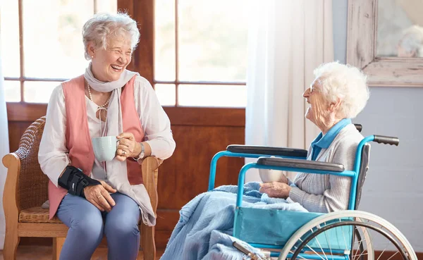 Funktionshindrade Äldre Kvinna Vänner Och Kaffe Med Leende Rolig Konversation — Stockfoto
