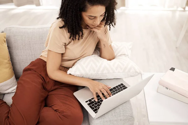 Schwarze Frau Laptop Und Arbeiten Von Hause Oder Internet Forschung — Stockfoto
