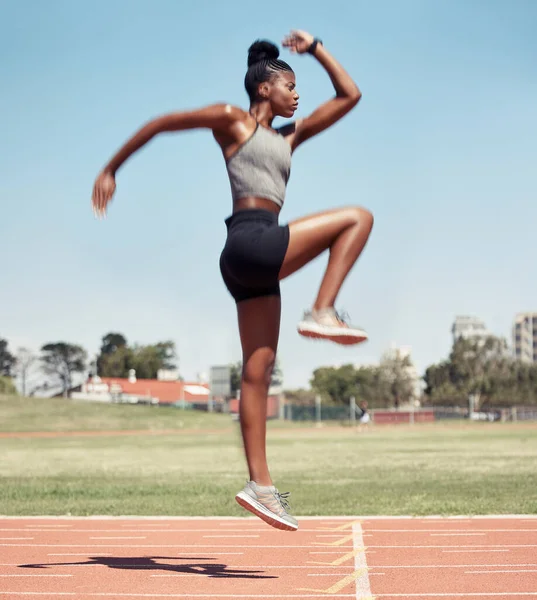 Spor Atlama Siyah Kadın Koşucu Antrenman Pistinde Kardiyo Antrenmanında Yaz — Stok fotoğraf