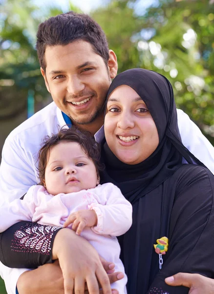 我们是一个幸福的家庭 一个穆斯林家庭在户外享受一天的肖像 — 图库照片