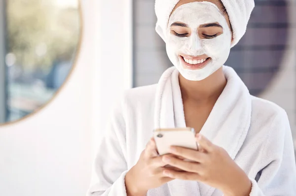 Skincare Masker Wajah Dan Wanita Smartphone Untuk Ulasan Kosmetik Media — Stok Foto