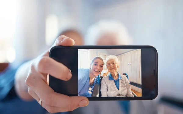 Telefone Enfermeira Velha Feliz Tirar Uma Selfie Tela Depois Consultar — Fotografia de Stock