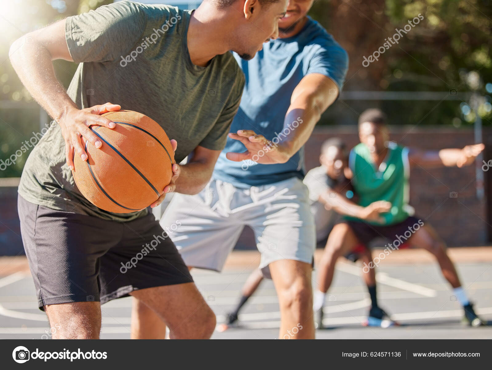 Μπάσκετ Ομάδα Και Μπλοκ Κατάρτισης Στο Γήπεδο Για Τον Ανταγωνισμό —  Φωτογραφία Αρχείου © PeopleImages.com #624571136