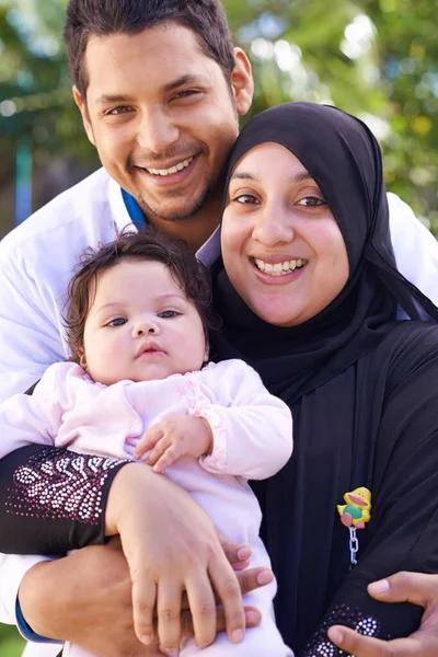 Życie Jest Błogosławieństwem Portret Muzułmańskiej Rodziny Cieszącej Się Dniem Spędzonym — Zdjęcie stockowe
