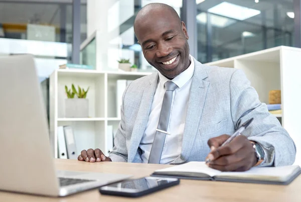 Trabajo Oficina Hombre Negro Escribiendo Cuaderno Para Planificación Ideas Propuestas —  Fotos de Stock