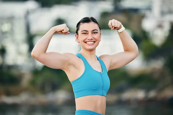 力量训练 锻炼或力量锻炼后的健康 形象和女性弯曲肌肉 手臂或二头肌 快乐强壮的女健美运动员与成长发展 — 图库照片