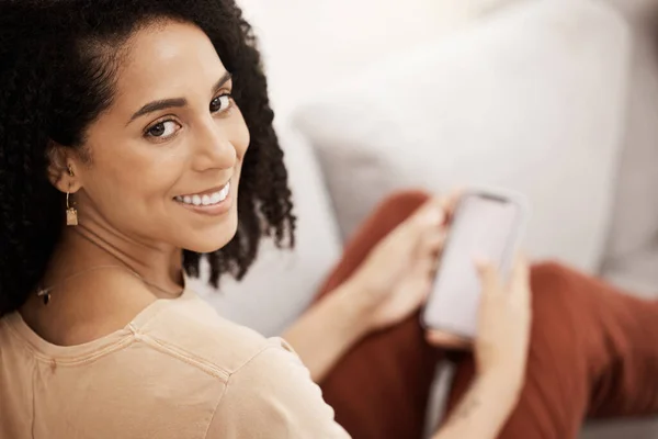 Zwarte Vrouw Blij Met Smartphone Glimlach Portret Ontspannen Woonkamer Bank — Stockfoto