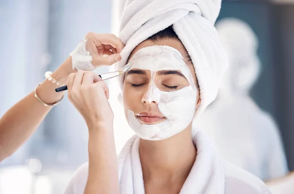 Skincare Spa Dan Wanita Dengan Topeng Untuk Perawatan Wajah Kecantikan — Stok Foto