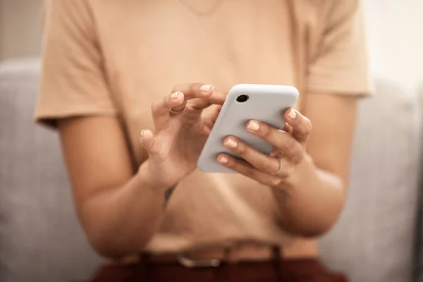 Mãos Telefone Mulher Digitando Sofá Sala Estar Casa Mensagens Texto — Fotografia de Stock