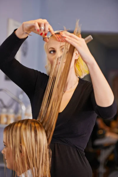 Muuttaa Tyyliään Naispuolinen Kampaaja Leikkaus Asiakkaiden Hiukset — kuvapankkivalokuva