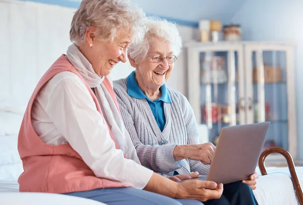 Senior Kvinnor Vänner Och Bärbar Dator Hemmet För Sociala Medier — Stockfoto