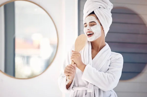 Hudvård Badrum Och Sjungande Kvinna Ansiktsmask För Kosmetika Skönhet Och — Stockfoto