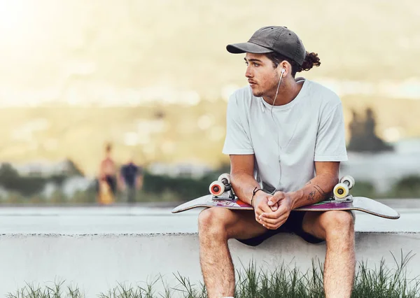 Молодий Чоловік Скейтборд Розслабляються Відкритому Повітрі Думаючи Або Охолоджуючи Випадковим — стокове фото