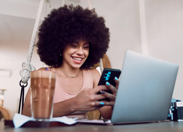 Siyahi Kadın Telefon Gülümseme Iyi Haberler Için Sosyal Medya Evdeki — Stok fotoğraf