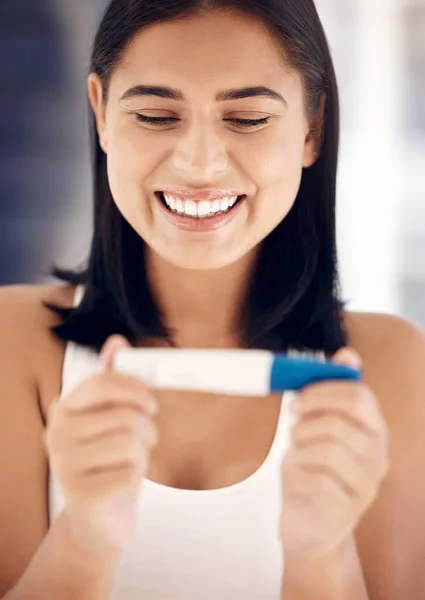 Test Ciążowy Szczęśliwy Uśmiech Kobietą Czytającą Wyniki Testach Zestawem Domowym — Zdjęcie stockowe
