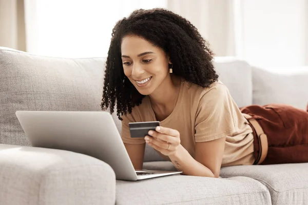 Πιστωτική Κάρτα Online Αγορές Και Laptop Μια Μαύρη Γυναίκα Πελάτη — Φωτογραφία Αρχείου