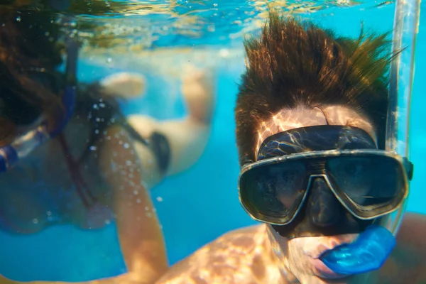 Envuelto Belleza Los Océanos Una Joven Pareja Haciendo Snorkel Agua — Foto de Stock